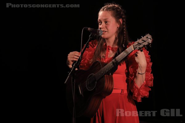 ANNA B SAVAGE - 2023-04-21 - PARIS - La Boule Noire - 
